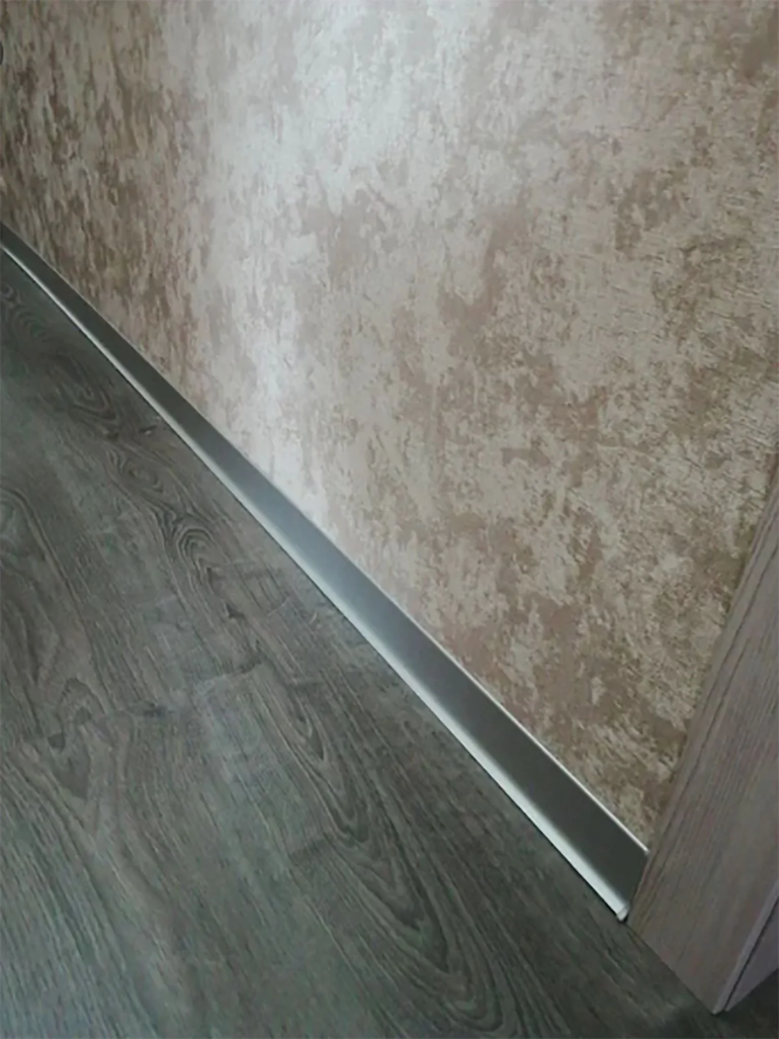 Угол наружный для напольного L- образного плинтуса, высота 40 мм, Серебро матовый, 2 шт — изображение 4